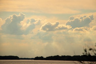 Akşam Ukrayna 'da Dinyeper nehrinde gün batımı