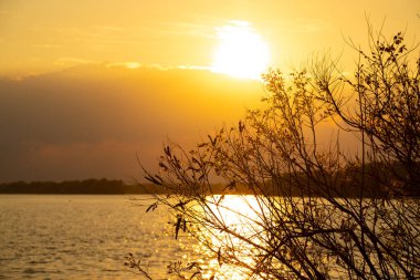 Akşam Ukrayna 'da Dinyeper nehrinde gün batımı