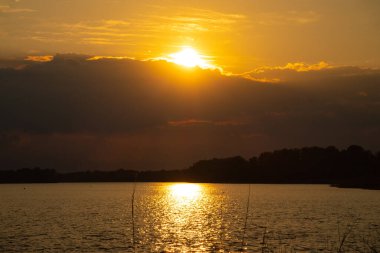 Akşam Ukrayna 'da Dinyeper nehrinde gün batımı
