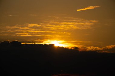 Akşam Ukrayna 'da Dinyeper nehrinde gün batımı
