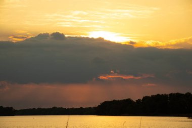 Akşam Ukrayna 'da Dinyeper nehrinde gün batımı