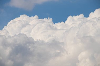 Güneşli bir günde arka plan olarak bulutlu bir gökyüzü