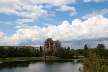 Ukrayna 'daki kırmızı taştan konut arazisindeki bir taş ocağının arka planındaki çok katlı bina.