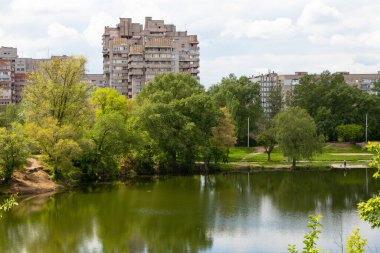 Ukrayna 'daki kırmızı taştan konut arazisindeki bir taş ocağının arka planındaki çok katlı bina.