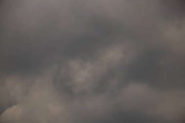 Güneşli bir günde arka plan olarak bulutlu bir gökyüzü