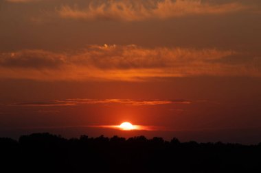 Akşam Ukrayna 'da Dinyeper nehrinde gün batımı