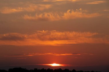 Günbatımında akşam gökyüzünün arkaplanı