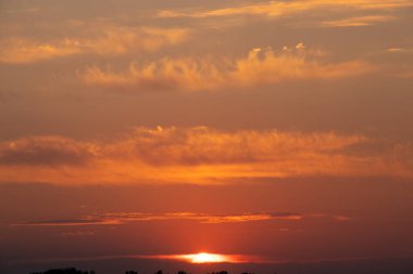 Günbatımında akşam gökyüzünün arkaplanı