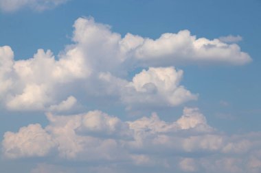 Güneşli bir günde arka plan olarak bulutlu bir gökyüzü