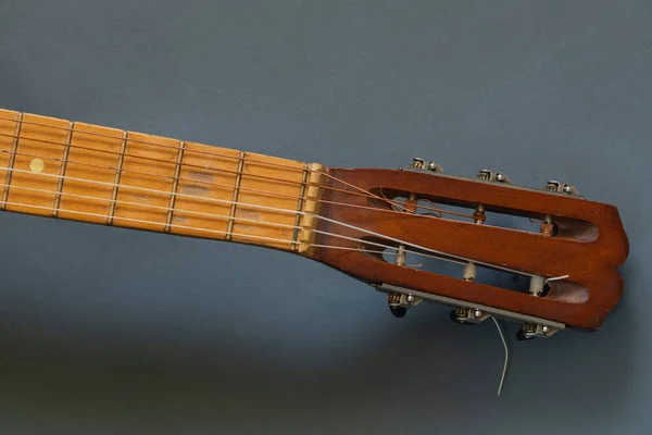 Braune Holzgitarre Auf Dunklem Hintergrund — Stockfoto