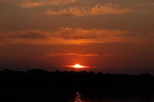 ウクライナの夜のドニエプル川の夕日 — ストック写真