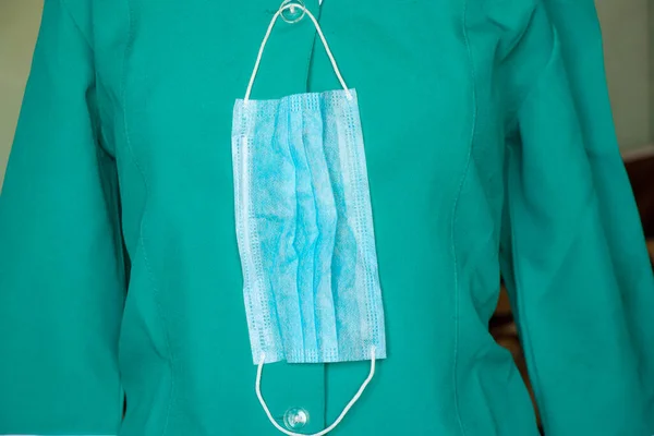 Van Een Verpleegkundige Werkkleding Een Oekraïens Ziekenhuis Een Geïsoleerde Achtergrond — Stockfoto