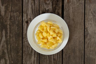 Mutfakta bir tabakta doğranmış patates.