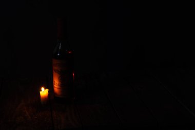 Ukrayna, Dnipro - Nisan 06, 2020. Bodrumda bulunan üçüncü Reich 'ın Horneburger 1939 viskisi evin karanlık bir odasında mumların yanında duruyor.