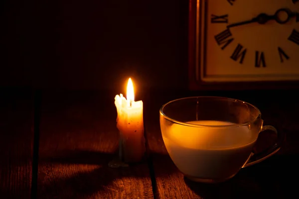 Kerzenflamme Und Tasse Mit Milch Auf Einem Tisch Einem Dunklen — Stockfoto