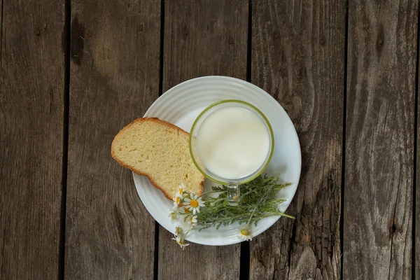 Склянка Молока Шматочок Хліба Ромашками Вранці Столі — стокове фото
