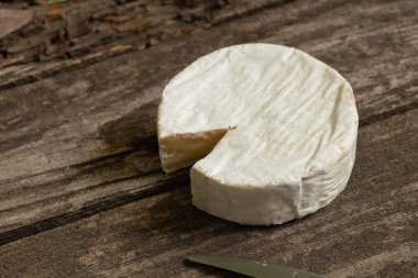 Brie peyniri mutfaktaki masada yatıyor.