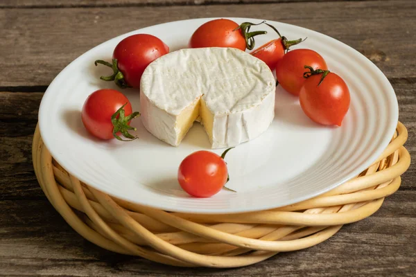 Yumuşak Brie Peyniri Kiraz Domatesleri Masada — Stok fotoğraf