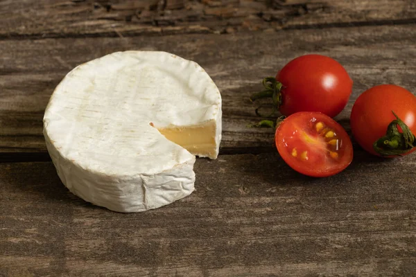 Queijo Brie Suave Tomates Cereja Uma Mesa — Fotografia de Stock