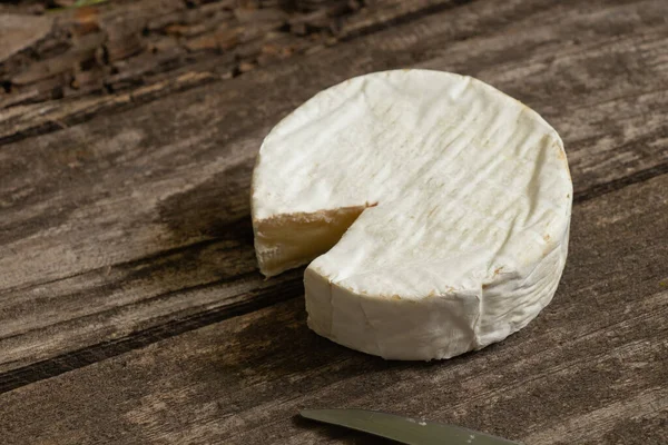 Brie Sajt Fekszik Asztalon Konyhában — Stock Fotó