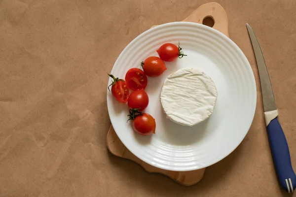 Queso Brie Suave Yace Los Tomates Cherry Sobre Una Mesa — Foto de Stock