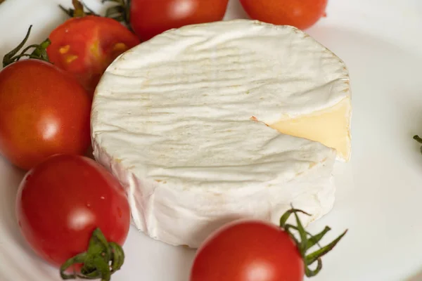 Yumuşak Brie Peyniri Yalan Söyler Masada Vişneli Domates — Stok fotoğraf