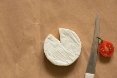 Yumuşak brie peyniri yalan söyler ve masada vişneli domates