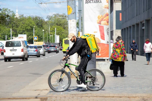 Ukraine Dnipro May 2020 Delivery Bicycle Quarantine Period Glovo Courier — Stock Photo, Image