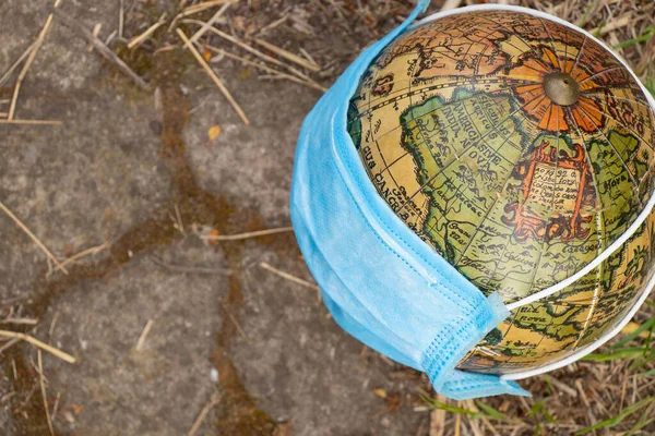 Planeet Bol Medisch Masker Ligt Het Gras Straat Tijdens Een — Stockfoto