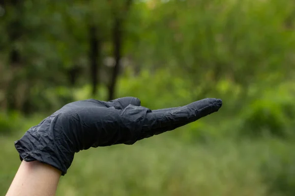 Main Dans Les Gants Médicaux Sur Fond Flou Dans Rue — Photo