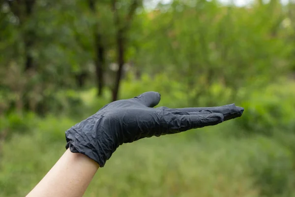 Χέρι Ιατρικά Γάντια Θολή Φόντο Στο Δρόμο — Φωτογραφία Αρχείου