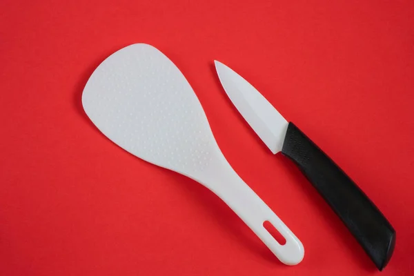 Cuchillo Cerámica Cuchara Para Cocina Múltiple Sobre Fondo Rojo — Foto de Stock