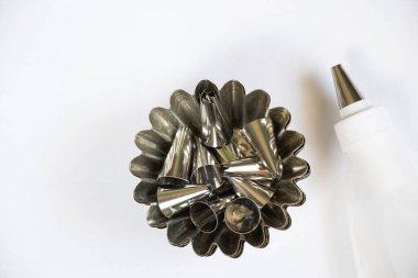 Pasta poşeti ve başlıklar masanın üzerinde.