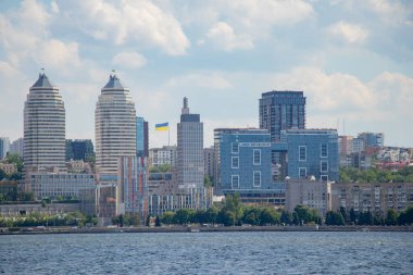 Ukrayna, Dnipro - 18 Mayıs 2020. Dinyeper şehri, Dinyeper nehrinin karantina günlerindeki arka planına karşı.