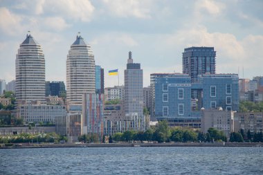 Ukrayna, Dnipro - 18 Mayıs 2020. Dinyeper şehri, Dinyeper nehrinin karantina günlerindeki arka planına karşı.