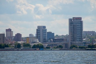 Ukrayna, Dnipro - 18 Mayıs 2020. Dinyeper şehri, Dinyeper nehrinin karantina günlerindeki arka planına karşı.