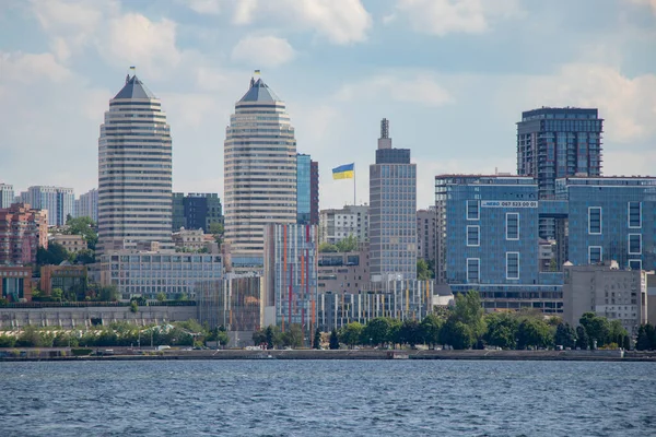 Ucrânia Dnipro Maio 2020 Dnieper Cidade Ucrânia Contra Fundo Rio — Fotografia de Stock