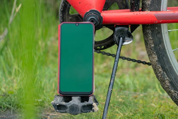 Telefon Mit Grünem Bildschirm Steht Auf Einem Fahrrad Auf Der — Stockfoto