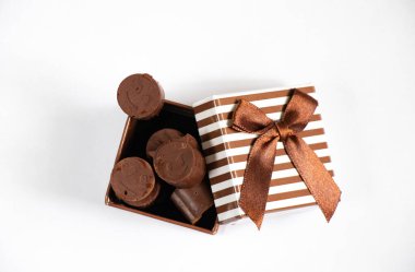 Ev yapımı çikolatalı gülücükler izole bir arka planda gülümseme şeklinde.