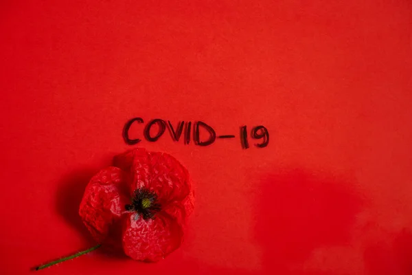Covid Skriven Glas Röd Bakgrund — Stockfoto