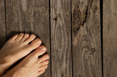 Dişi çıplak bacaklar, genç bacaklar, izole bir arka plan.