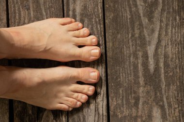 Dişi çıplak bacaklar, genç bacaklar, izole bir arka plan.