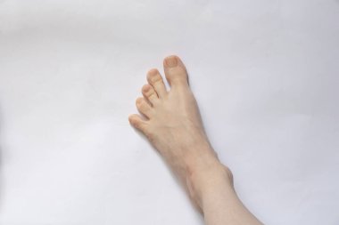Dişi çıplak bacaklar, genç bacaklar, izole bir arka plan.