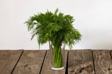 Masada taze dereotları var.