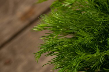 Masada taze dereotları var.