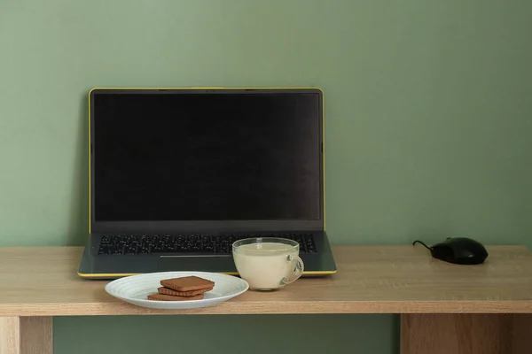 초록빛 거트가 노트북에 쿠키를 테이블 — 스톡 사진
