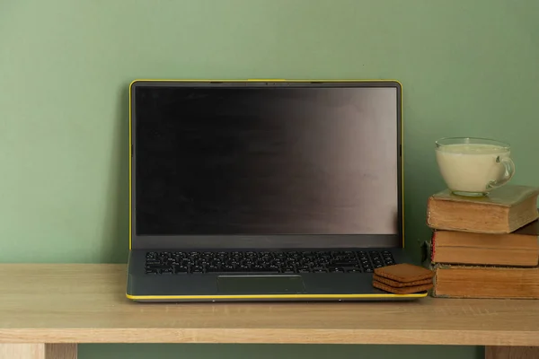 초록빛 거트가 노트북에 쿠키를 테이블 — 스톡 사진