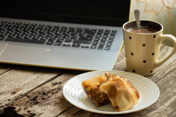 Panquecas Coalhada Uma Chapa Uma Xícara Chá Laptop Uma Mesa — Fotografia de Stock