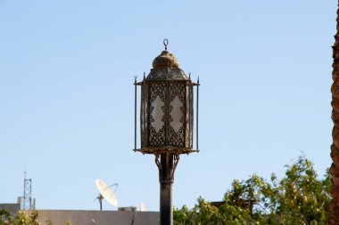 Güneşli bir günde Mısır 'da sokak lambası