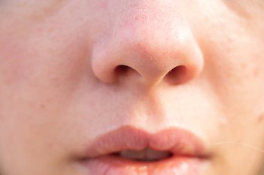 Açık havada genç bir kızın ağzı ve burnu.